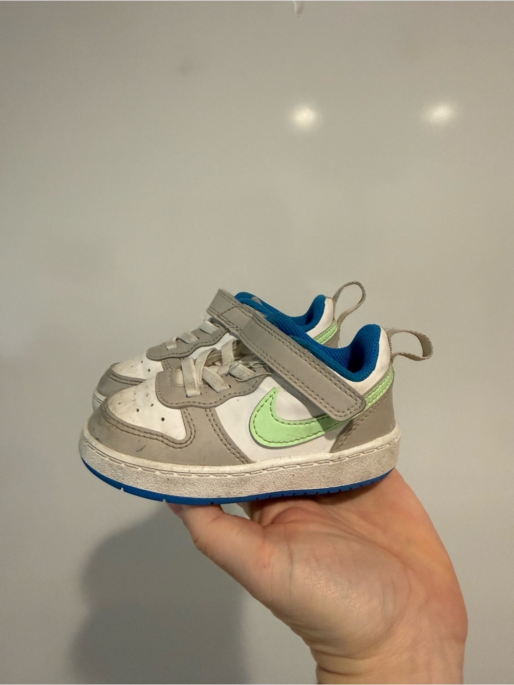Nike Toddler Kids Light Gray and Green Athletic Sneakers